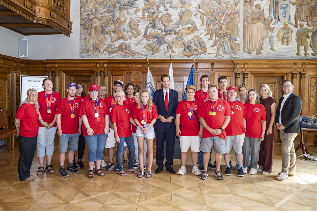 Oberb�rgermeister Dr. Michael Kern (Mitte) ehrte die erfolgreichen Athletinnen und Athleten des Caritas-Zentrums St. Vinzenz sowie das Betreuerteam. Unter den Gratulanten waren auch B�rgermeister Christian De Lapuente (r.) sowie Bezirksr�tin Christina Hof