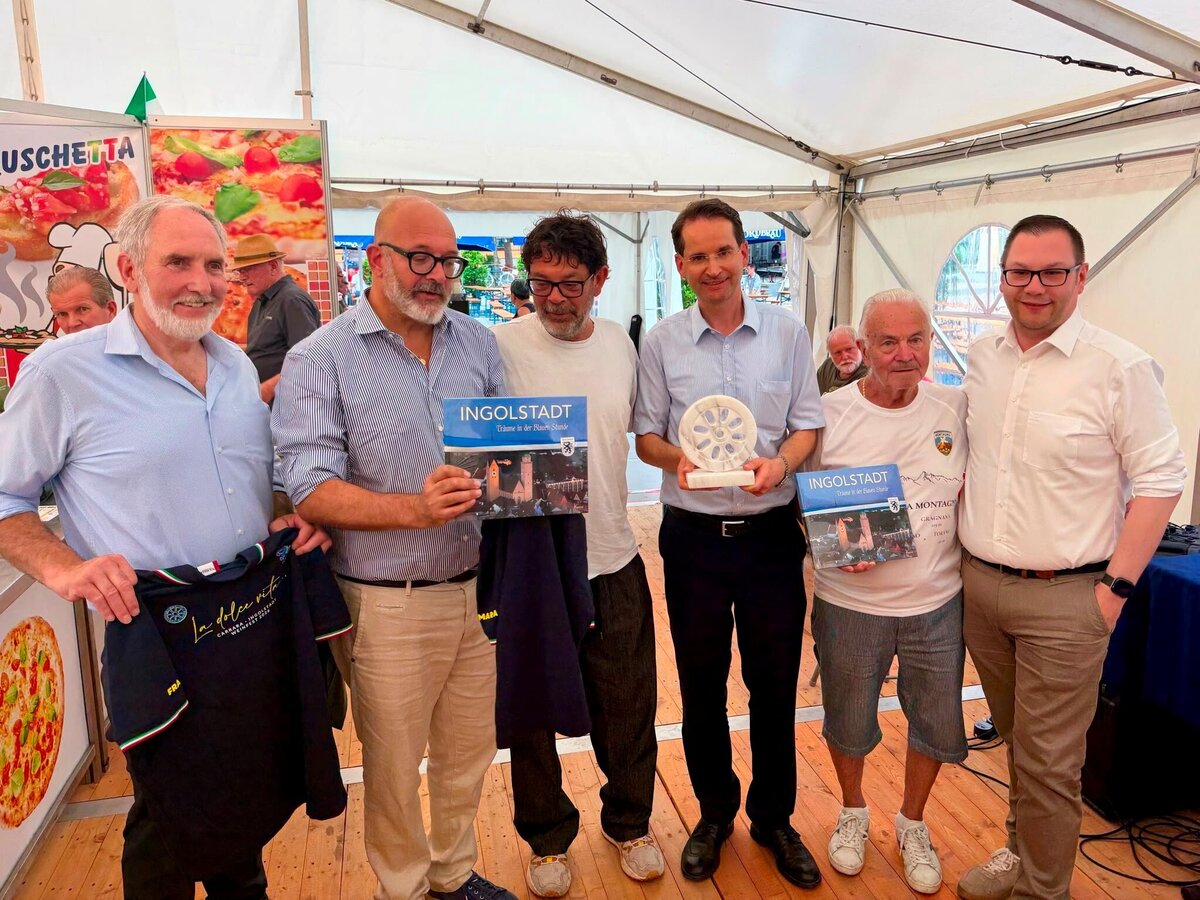 v.l. der zweite B&uuml;rgermeister Franz W&ouml;hrl, Gemeinderat Gianmaria Nardi, Stadtrat Nicola Marchetti, B&uuml;rgermeister Dr. Michael Kern, der Organisator des Festes Giovanni Frediani und der dritte B&uuml;rgermeister Christian De Lapuente