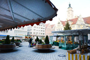Bild vergrößern: Wochenmarkt auf dem Rathausplatz