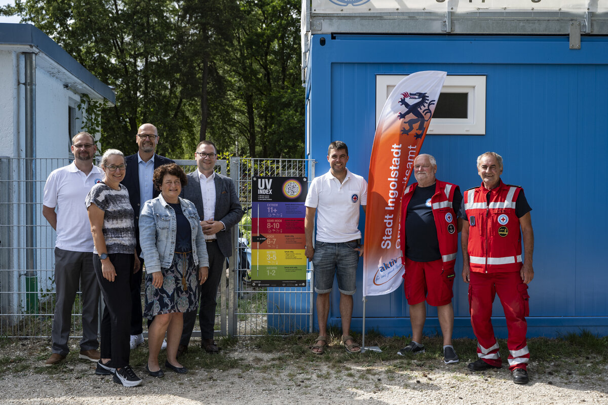 �ber die neue UV-Index-Tafel am Auwaldsee freuen sich (v.l.) Jan Unger (Wasserwacht, Astrid Grundbrecher (Gesundheitsamt), Ulrich Resch (AOK Bayern), Anita Bordon-Kornke (Gesundheitsamt), B�rgermeister Christian De Lapuente, Alexander Wecker, Manfred Lind