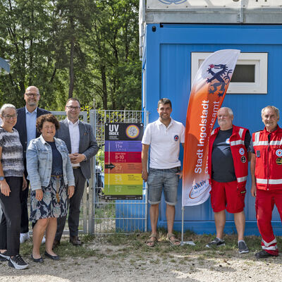 &Uuml;ber die neue UV-Index-Tafel am Auwaldsee freuen sich (v.l.) Jan Unger (Wasserwacht), Astrid Grundbrecher (Gesundheitsamt), Ulrich Resch (AOK Bayern), Anita Bordon-Kornke (Gesundheitsamt), B&uuml;rgermeister Christian De Lapuente sowie Alexander Wecker, Manfred Lindermeyr und Arthur Merk von der Wasserwacht.