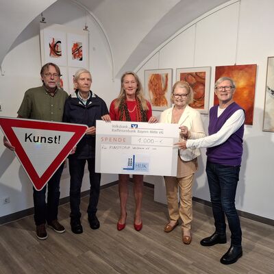 Bild vergr&ouml;&szlig;ern: HIJK-Stiftung - Scheck&uuml;bergabe an Kunstforum Weilheim