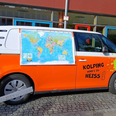 Bild vergr&ouml;&szlig;ern: Das Kolping Klimamobil macht Station an Ingolst&auml;dter Schulen
Ein Fahrrad, um selbst Energie zu erzeugen. Eine Weltkarte, um die Auswirkungen des Klimawandels kennenzulernen. Ein Stehtisch, um gemeinsam Klimaschutzl&ouml;sungen zu entwickeln. Das, und vieles mehr, ist das Klimamobil. Mit dem Ziel, junge Leute zu motivieren, sich f&uuml;r mehr Klimaschutz und die Bewahrung der Sch&ouml;pfung einzusetzen, f&auml;hrt das E-Mobil durch ganz Deutschland.