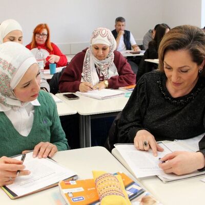 Bild vergr&ouml;&szlig;ern: Einfach und intensiv Deutsch lernen
Ausl&auml;ndische Fachkr&auml;fte lernen bei der Kolping Akademie intensiv Deutsch und profitieren dabei von einem Angebot der Stadt, des Jugendmigrationsdienstes und der Kolping-Stiftung ausl&auml;ndische Fachkr&auml;fte auf hohem B2-Sprachniveau zu qualifizieren.