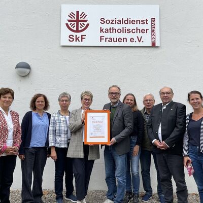 Bild vergr&ouml;&szlig;ern: &raquo;Selbstwertvoll, Entdecke Deine innere St&auml;rke&laquo;  
Seminarreihe f&uuml;r Frauen die von strukturellen Benachteiligungen betroffen sind.  
vlnr. Vorst&auml;ndin Barbara Buckl, Gesch&auml;ftsf&uuml;hrerin Angela M&uuml;ller, Vorst&auml;ndin Dr. Heidi-Maria Stowasser, Vorsitzende Ursula Schmidt, Stiftungsvorstand Markus Reichhart, Kursleiterin Gabriele Kettner, Stiftungsvorstand Johann Stachel, Stiftungsratsvorsitzender Leo Braun, Gesch&auml;ftsf&uuml;hrerin Sabine Meuser, Kolping Akademie