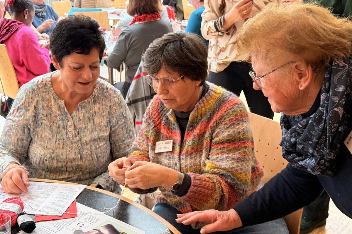 Gemeinsam h�keln und stricken bei "Maschen f�r die Gesellschaft"