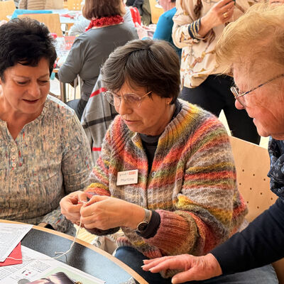 Beim monatlichen Strick- und H&auml;keltreff kommen die Menschen zusammen.