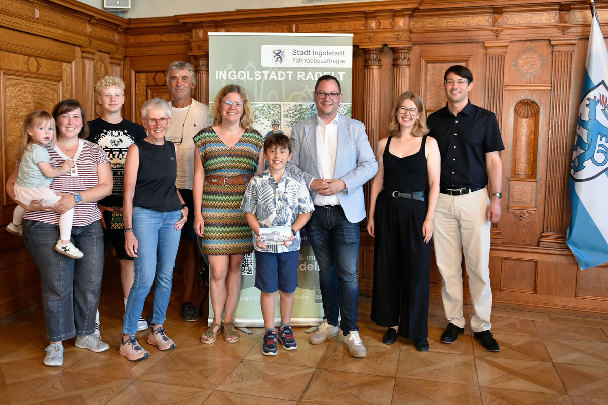 Den Gewinnerinnen und Gewinnern (v.l.) Lisa Stachel, Julian Zwick, Ruth Jocham, Josef Strasser, Simone M�ller und Julian Schauer gratulierten B�rgermeister Christian De Lapuente, Radverkehrsbeauftragte Theresa Schneider sowie Baureferent Matthias Franz.