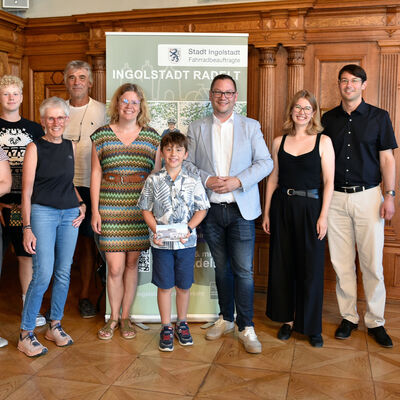 Den Gewinnerinnen und Gewinnern (v.l.) Lisa Stachel, Julian Zwick, Ruth Jocham, Josef Strasser, Simone M&uuml;ller und Julian Schauer gratulierten B&uuml;rgermeister Christian De Lapuente, Fahrradbeauftragte Theresa Schneider sowie Baureferent Matthias Franz.
