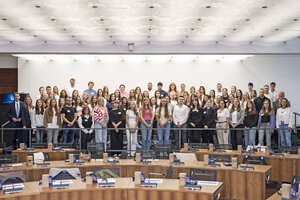 Bild vergr&ouml;&szlig;ern: Fast 70 junge Leute haben am 1. September eine Ausbildung in der Stadtverwaltung begonnen und wurden im Gro&szlig;en Sitzungssaal willkommen gehei&szlig;en (Foto: Ina Wobker, Stadt Ingolstadt)