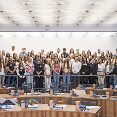 Fast 70 junge Leute haben am 1. September eine Ausbildung in der Stadtverwaltung begonnen und wurden im Gro&szlig;en Sitzungssaal willkommen gehei&szlig;en (Foto: Ina Wobker, Stadt Ingolstadt)