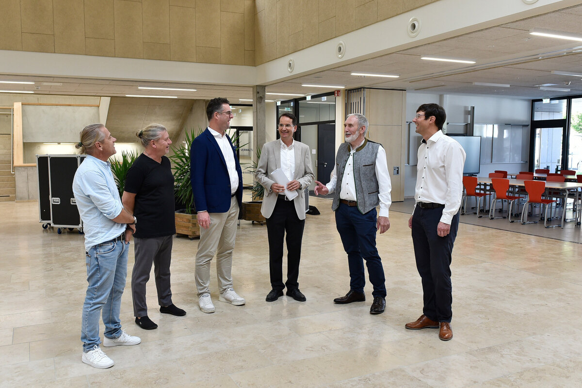 Oberb�rgermeister Michael Kern (3.v.r.), B�rgermeister Franz W�hrl (2.v.r.), Baureferent Matthias Franz (r.), Bildungsreferent Marc Grandmontagne (3.v.l.) besichtigen zusammen mit Schulleiter Michael Enzinger (2.v.l.) sowie dessen Stellvertreter Ingo Gepp