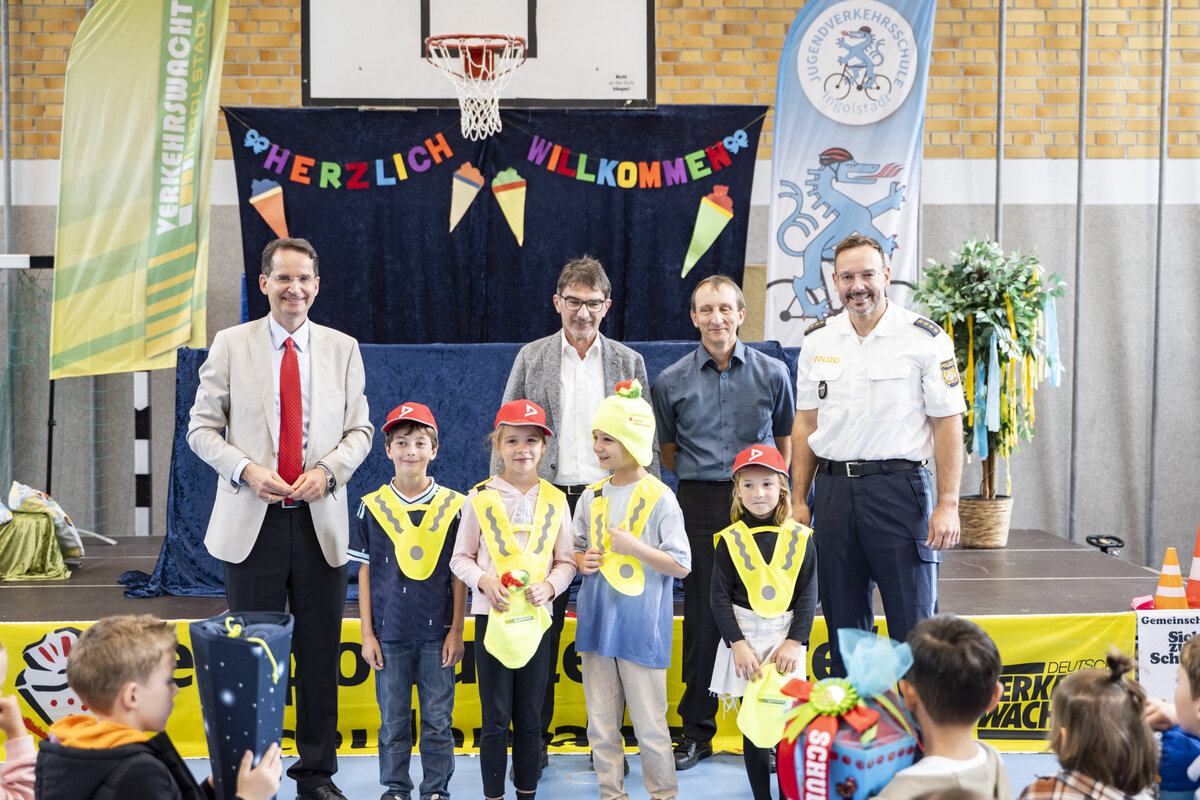 Auftakt der Gemeinschaftsaktion �Sicher zur Schule - sicher nach Hause� an der Grundschule Etting mit Oberb�rgermeister Michael Kern (l.) und Stephan Falkenburger (r.), Gesch�ftsf�hrer Verkehrswacht Ingolstadt, sowie Aktionspartnern