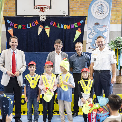 Auftakt der Gemeinschaftsaktion &raquo;Sicher zur Schule - sicher nach Hause&laquo; an der Grundschule Etting mit Oberb&uuml;rgermeister Michael Kern (l.) und Stephan Falkenburger (r.), Gesch&auml;ftsf&uuml;hrer Verkehrswacht Ingolstadt, sowie Aktionspartnern
