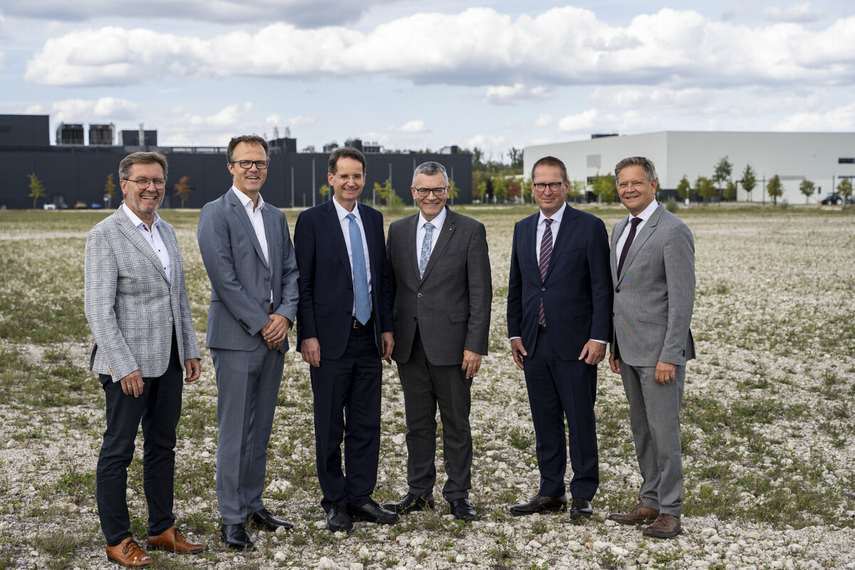 (Von links): Norbert Forster (Vorstand IFG und Gesch�ftsf�hrer IN-Campus GmbH), Christof Messner (Gesch�ftsf�hrer IN-Campus GmbH), Oberb�rgermeister Michael Kern, Staatsminister Florian Herrmann, Georg Rosenfeld (Vorstand IFG), Alfred Grob (MdL).  