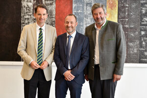 Bild vergr&ouml;&szlig;ern: Oberb&uuml;rgermeister Dr. Michael Kern begr&uuml;&szlig;t Dr. Reinhard Reiter, der zum Jahreswechsel INKB-Vorstand Dr. Thomas Schwaiger (v.l.) nachfolgt.