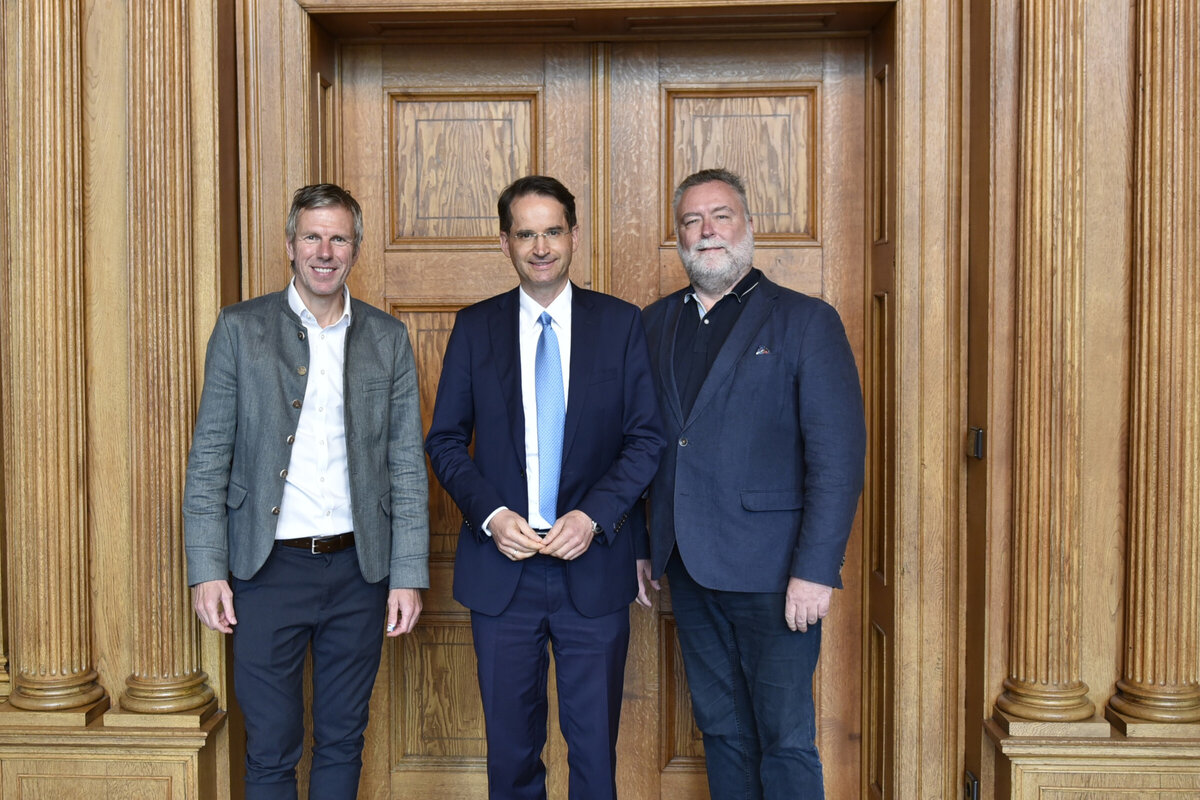 (v.l.) Johann Kronauer, gesch�ftsf�hrendes Vorstandsmitglied des Bayerischen St�dtetags mit den neu gew�hlten Bezirksvorsitzenden Oberb�rgermeister Michael Kern sowie Erster B�rgermeister der Gemeinde Ismaning, Alexander Greulich.