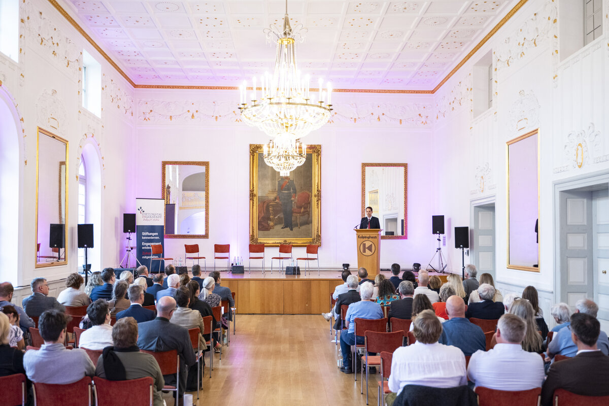 Oberb�rgermeister Dr. Michael Kern begr��t die G�ste beim Stiftungstag im Spiegelsaal der Kolping-Akademie.