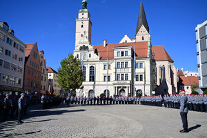 Bild vergr&ouml;&szlig;ern: Feierlicher Appell auf dem Rathausplatz