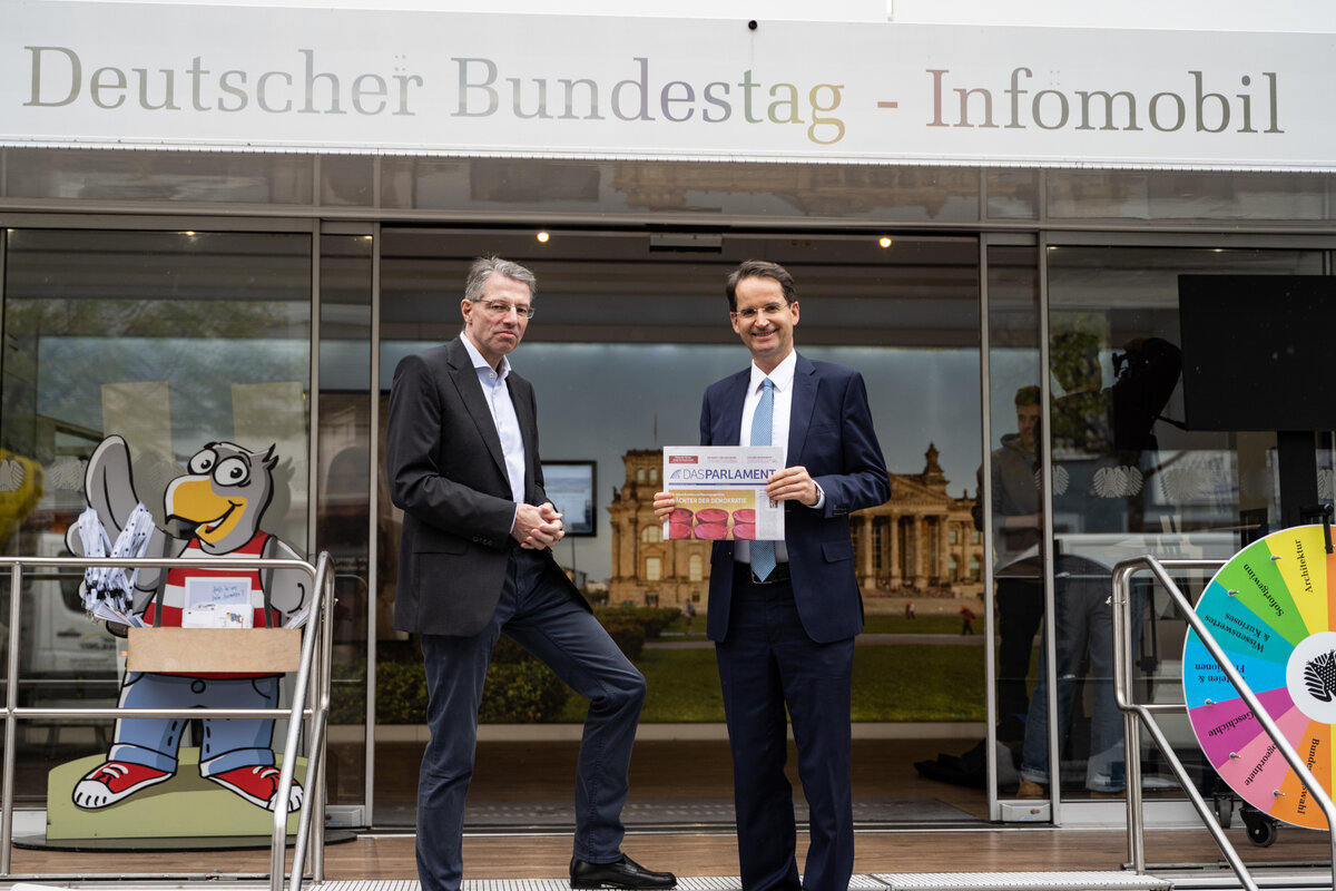 Oberb�rgermeister Dr. Michael Kern machte sich ein Bild vom Bundestags-Infomobil auf dem Paradeplatz.