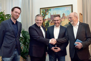 Bild vergrößern: (v.l.) Tobias Schönauer, Oberbürgermeister Christian Lösel, Matthias Schickel und Ottmar Engasser