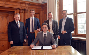 Die Urban Air Mobility Initiative Ingolstadt hat zwei neue Partner: Die P3 group und die WK IT GmbH. (v.l.) OB Christian Lösel, Nicolaus Brieger (P3), Holger Imhof (WK-IT),  Dr. Jan Ivo Springborn (P3), Daniel Seitle (WK-IT)