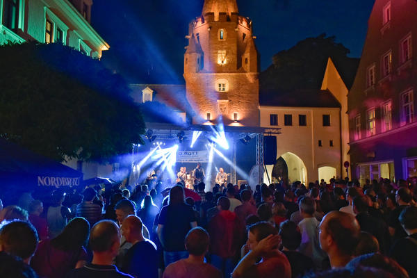 Bild vergrern: Vor beeindruckender Kulisse treten Bands und Musiker auf