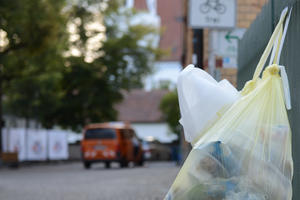 Bild vergrern: Gelber Sack mit Plastikmüll