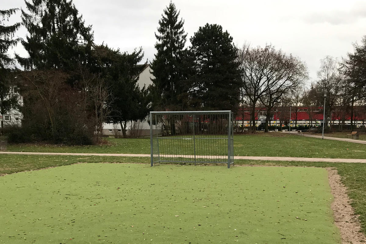 Kunstrasen für den Spielplatz an der Pfitznerstraße