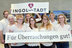 Bild vergrößern: Das Team der ITK überrascht mit einem neuen Logo