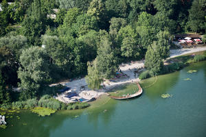 Bild vergrößern: Der »Donauwurm« am Ingolstädter Baggersee ist ein beliebtes Ausflugsziel für Familien