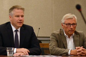Bild vergrößern: Oberbürgermeister Christian Lösel (links) und Roland Wersch, neuer Vorstand der Stiftung Heilig-Geist-Spital