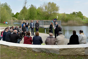 Bild vergrößern: Der neue Aussichtspunkt und das zweireihige Theatron aus Natursteinen an der Einbogenlohe