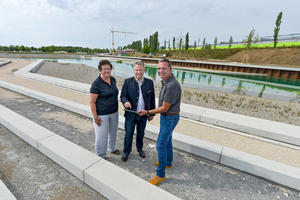 Bild vergrößern: Der See auf dem LGS-Gelände wurde geflutet: OB Christian Lösel (Mitte) mit den beiden LGS-Geschäftsführern Eva Linder und Thomas Hehl