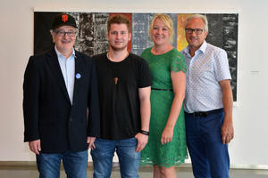 Bild vergrößern: (v.l.) Festivalleiter Jan Rottau, Jazzförderpreisträger Lukas Lindner, Meike Heidmann (Media Markt) und Kulturamtsleiter Jürgen Köhler