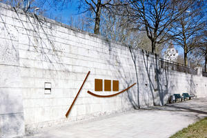 Bild vergrößern: Die Gedenktafel nach einem Entwurf des Künstlers Klaus Goth wird am Donauufer angebracht