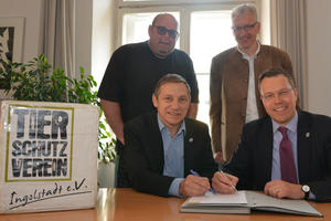 Bild vergrößern: Karl Ettinger und Dirk Müller unterzeichnen den neuen Fundtiervertrag.
