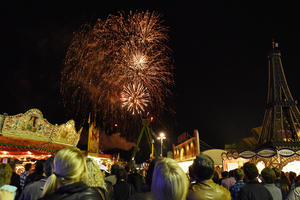 Bild vergrößern: An beiden Volksfestfreitagen gibt es nach Einbruch der Dunkelheit ein Feuerwerk