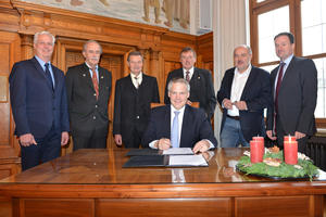 Bild vergrößern: (v.l.) Hubert Stockmeier (Geschäftsführer Ingolstadt Netze GmbH), Rüdiger Vogt (2. Bürgermeister Stadt Neuburg), Albert Wittmann (2. Bürgermeister Stadt Ingolstadt), Oberbürgermeister Dr. Christian Lösel, Oberbürgermeister (Neuburg) Dr. Bernhard Gmehling, Prof. Richard Kuttenreich (Werkleiter Stadtwerke Neuburg), Matthias Bolle (Geschäftsführer Stadtwerke Ingolstadt Netze GmbH)