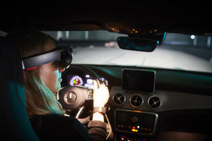 Bild vergrößern: Fahren mit VR-Brille im Ausstellungsbeitrag der Technischen Universität Ingolstadt auf der Landesgartenschau Ingolstadt 2020
