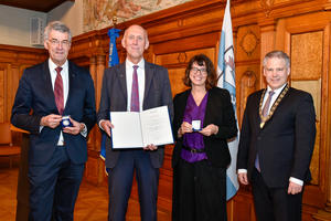 Bild vergrößern: Gunter Schweiger, Walter Schober und Gabriele Gien haben die Peter-Apian-Medaille von Oberbürgermeister Christian Lösel erhalten