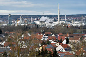 Bild vergrößern: Blick auf die Gunvor-Raffinerie