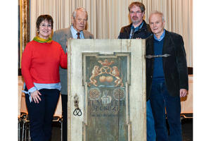 Bild vergrößern: (v.l.) Dr. Beatrix Schönewald, Leiterin des Stadtmuseums, Klaus Reutter, Andreas J. Schmidt und Dr. Max Böhm (beide Mitarbeiter im Stadtmuseum)