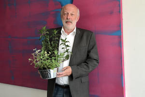 Bild vergrößern: Gartenamtsleiter Ulrich Linder mit verschiedenen Minzen aus dem Kräutergarten
