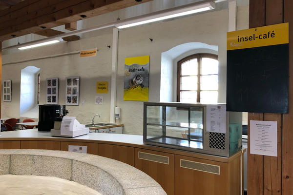 Lese-Caf&eacute; im Erdgeschoss