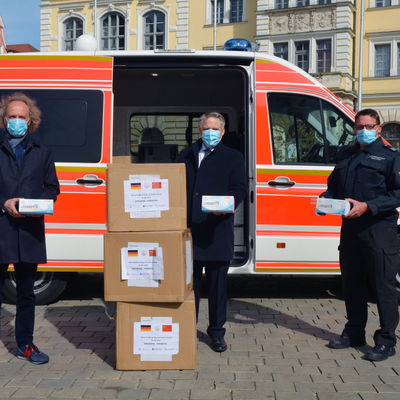 Bild vergrößern: Oberbürgermeister Lösel (m.) bedankt sich für Spende von Mundschutzmasken