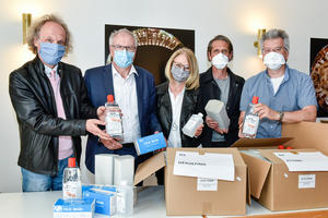 Bild vergrößern: Diese erste Charge ging an Schulen mit Abschlussklassen sowie an Grundschulen mit einer Notbetreuung. Die privaten Schulen wurden mit Masken versorgt. (v.l.) Kultur- und Schulreferent Gabriel Engert, Franz Schmidtner, Leiter der Berufsschule 1, Maria Bürkl, Leiterin des Schulverwaltungsamtes, Gregor Spreng, stellvertretender Schulleiter der Technikerschule, und Albert Schneider von der Volkshochschule