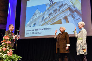 Bild vergrößern: Ingolstadts neue Führungsspitze ist komplett: Oberbürgermeister Christian Scharpf vereidigte  2. Bürgermeisterin Dorothea Deneke-Stoll (re.) und 3. Bürgermeisterin Petra Kleine (Mitte)