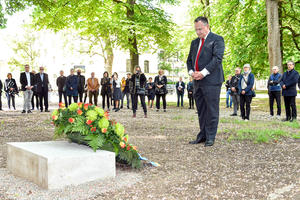 Bild vergrößern: Am Gedenkstein für Paul Weinzierl legte Oberbürgermeister Christian Scharpf einen Kranz nieder