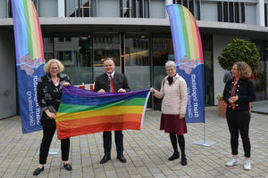 Bild vergrößern: (v.l.) Bürgermeisterin Petra Kleine, Oberbürgermeister Christian Scharpf, Bürgermeisterin Dorothea Deneke-Stoll und Gleichstellungsbeauftragte Barbara Deimel